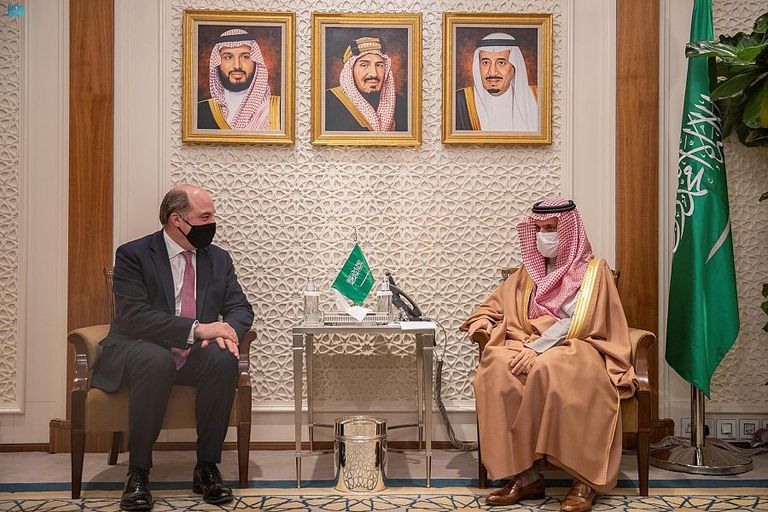 الأمير محمد بن سلمان بن عبدالعزيز ولي العهد نائب رئيس مجلس الوزراء وزير الدفاع السعودي خلال لقائه وزير الدفاع البريطاني