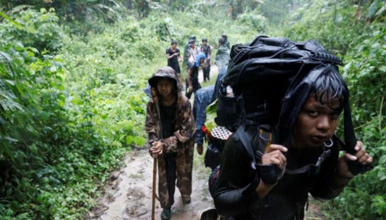 المتمردون في ميانمار ينظمون جولة بمناطق سيطرتهم