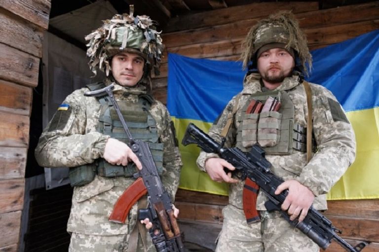 جنود أوكرانيون على خط الجبهة - ذا صن