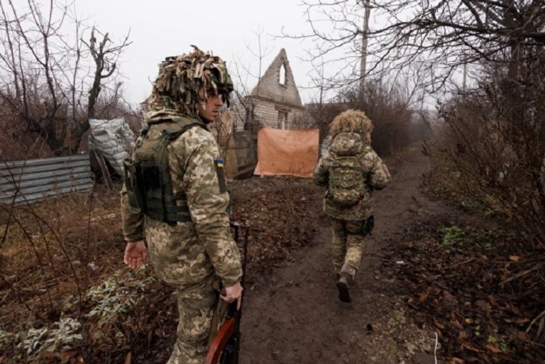 جنود أوكرانيون على خط الجبهة - ذا صن