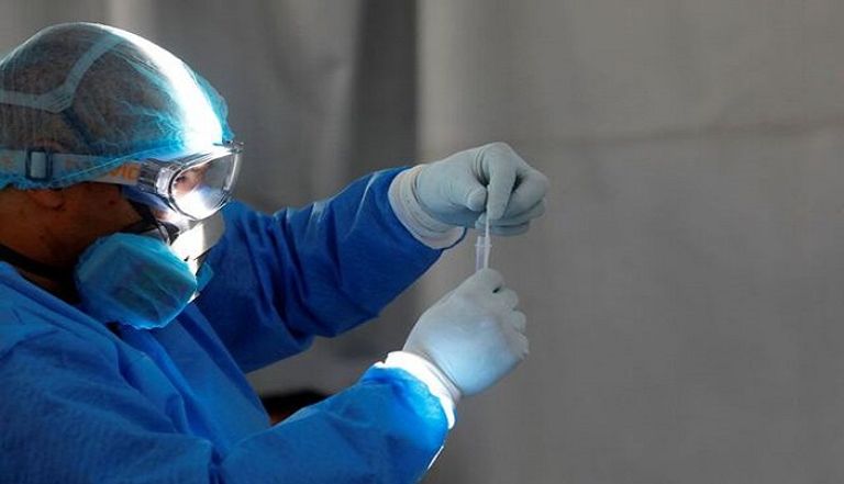 سيدة تخضع لاختبار كورونا في الصين