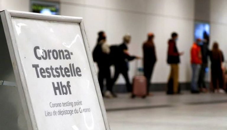 سيدة تخضع لاختبار كورونا في الصين