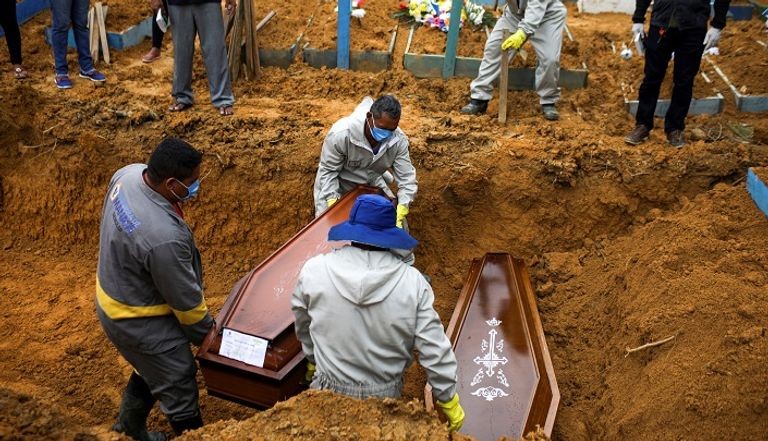 سيدة تخضع لاختبار كورونا في الصين