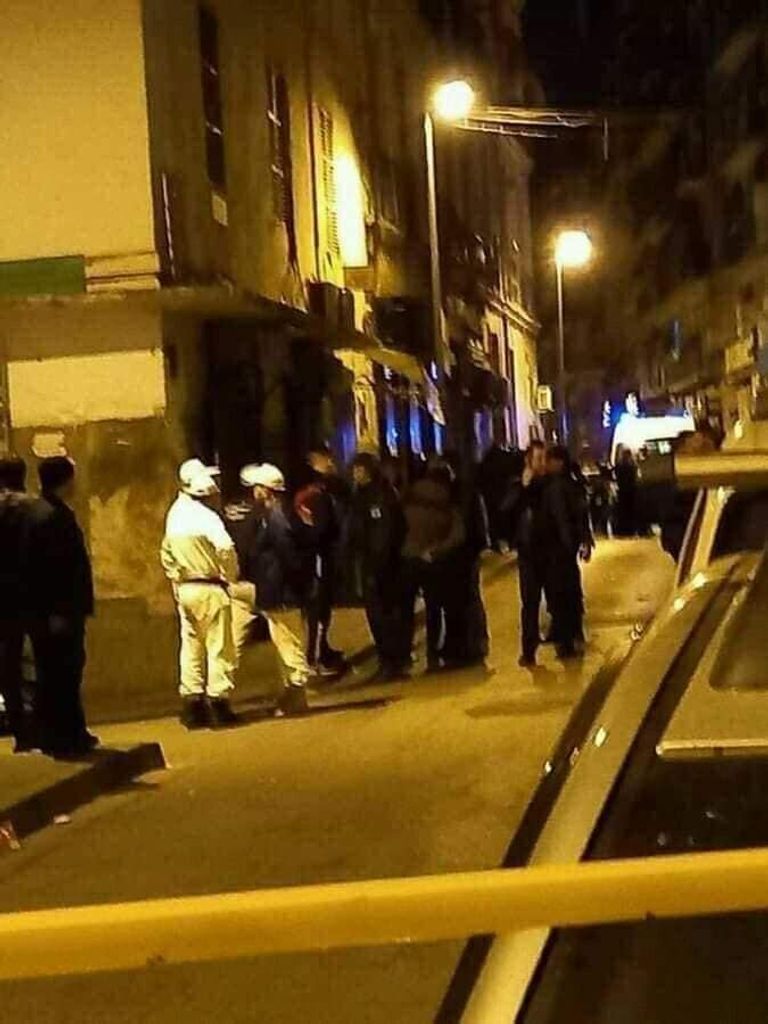 مسرح الجريمة في العاصمة الجزائرية مسرح الجريمة وأحد الضحايا في العاصمة الجزائرية