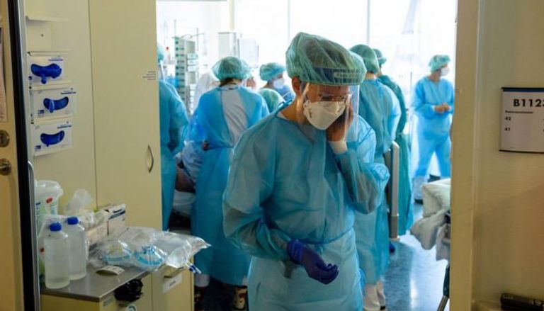 زيادة الإصابات بكورونا في بريطانيا تضغط المستشفيات