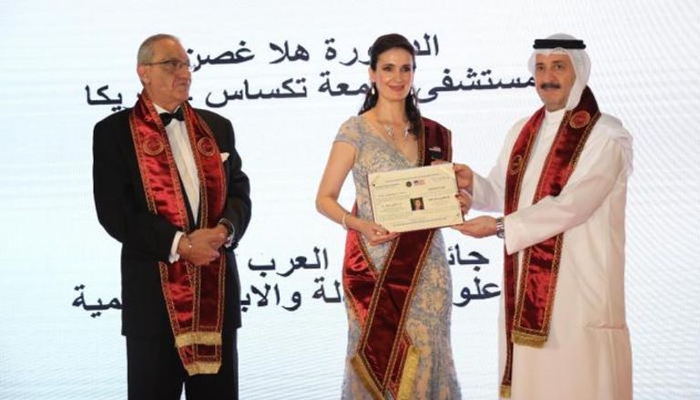 منح الطبيبة اللبنانية هلا غصن جائزة فخر العرب