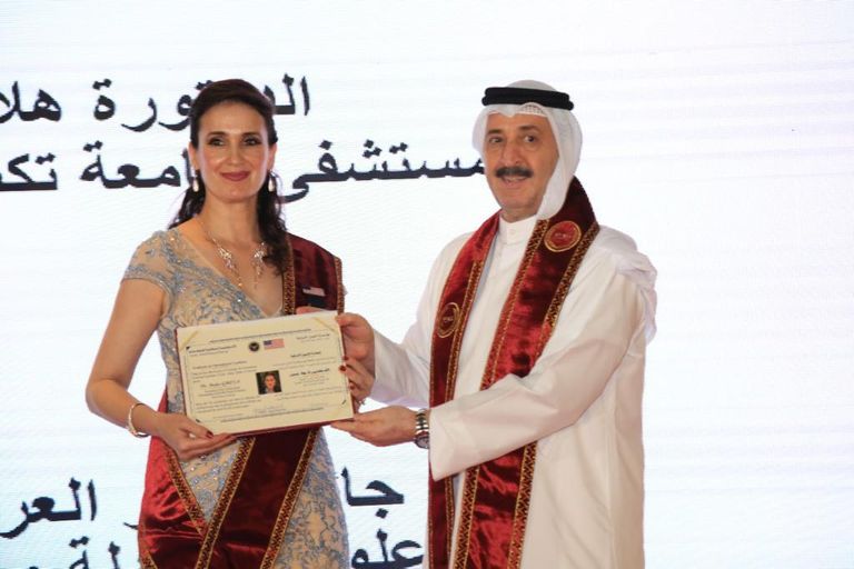 منح الطبيبة اللبنانية هلا غصن جائزة فخر العرب