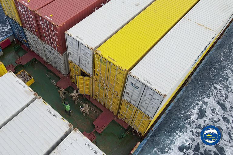 أحد عناصر إيريني لحظة تفتيشه السفينه المشتبه بها