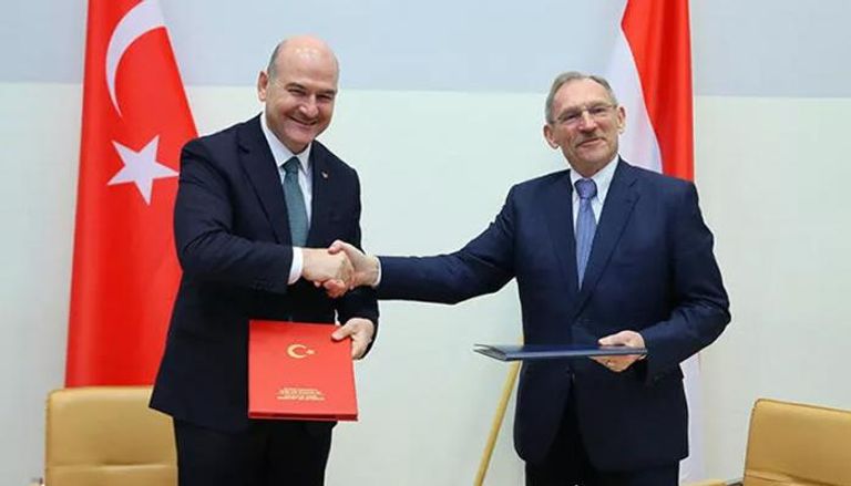 وزير الداخلية التركي ونظيره المجري أثناء توقيع البروتوكول