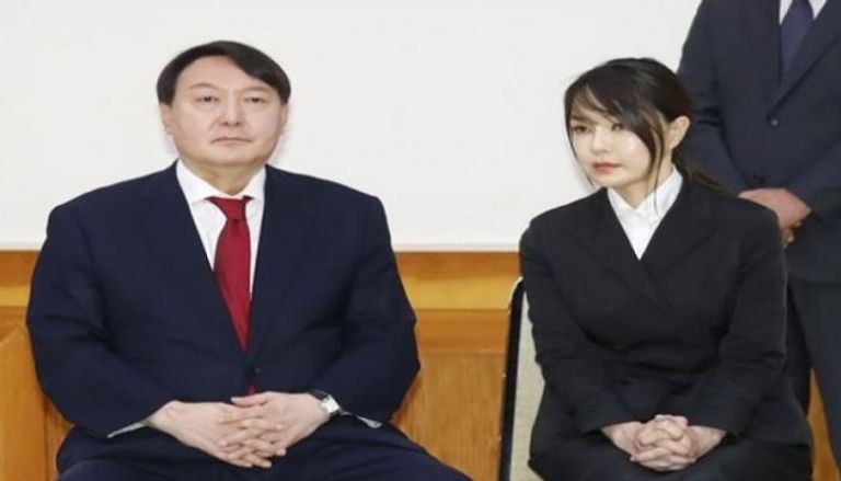 المرشح الرئاسي عن المعارضة الكورية يون سيوك-يول برفقة زوجته