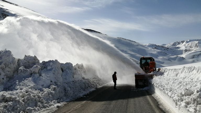 الثلوج تسقط بكثافة على أنحاء متفرقة من تركيا