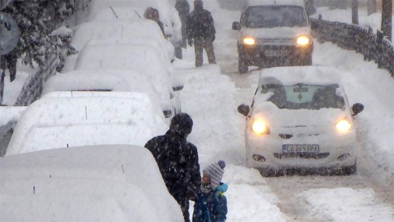 الثلوج تسقط بكثافة على أنحاء متفرقة من تركيا