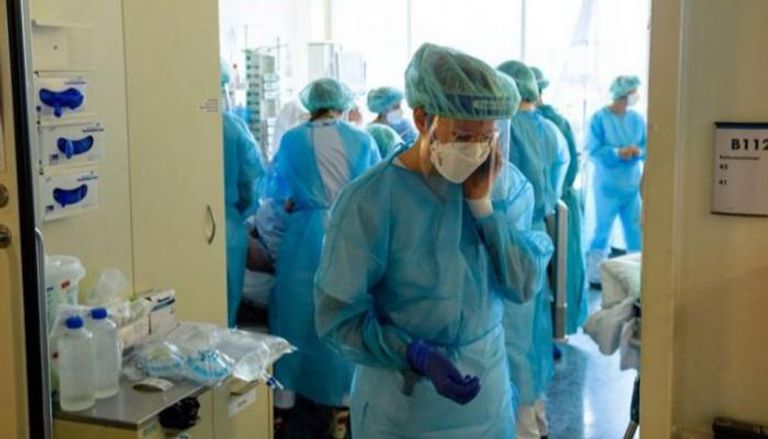 زيادة الإصابات بكورونا في بريطانيا تضغط المستشفيات