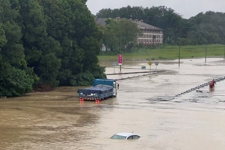 مياه الأمطار غمرت شوارع رئيسية