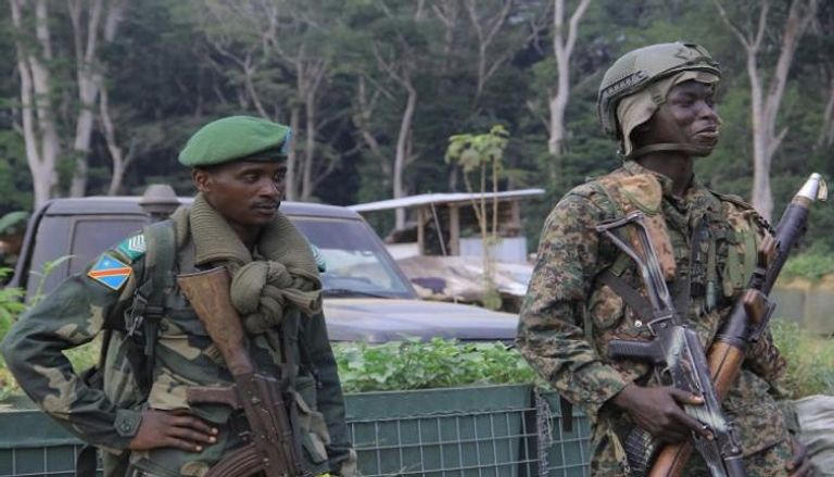 جنديان من الجيشين الأوغندي والكونغولي عند نقطة تفتيش- أ.ف.ب