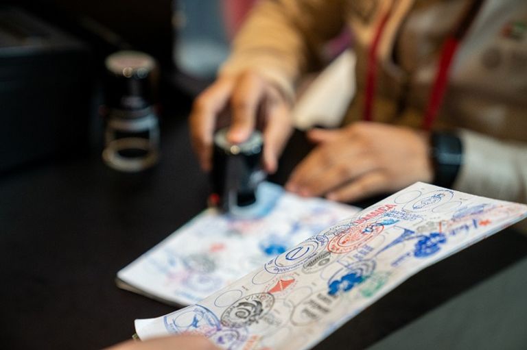 زائر يشتري جواز سفر إكسبو 2020 دبي رقم "مليون"