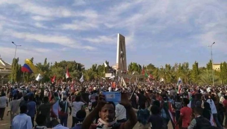 محتجون في محيط القصر الرئاسي في الخرطوم
