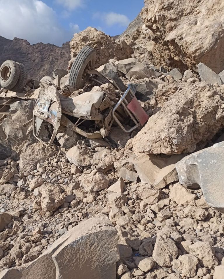 الصخور دمرت إحدى الشاحنات
