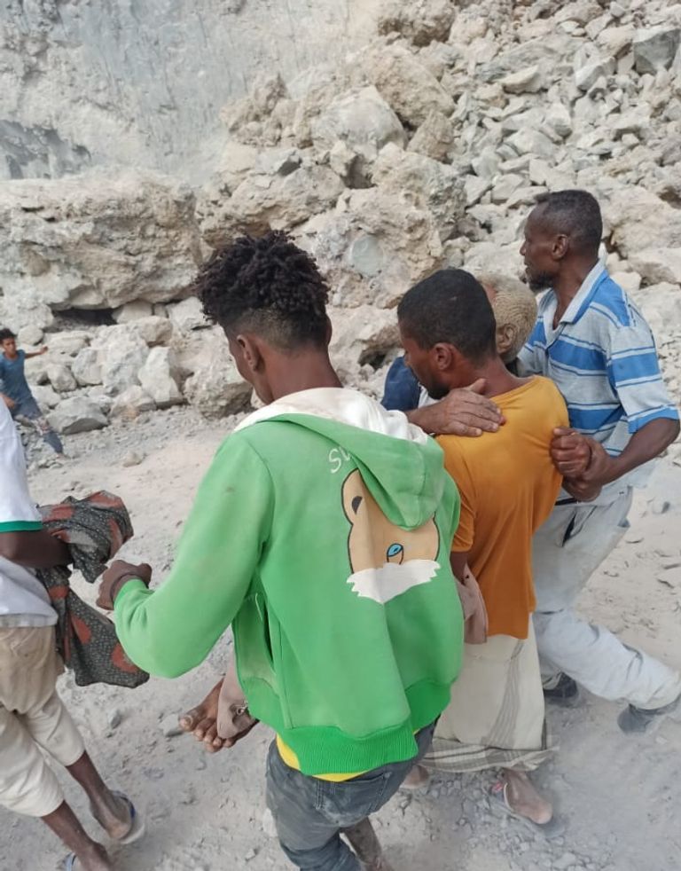 الصخور دمرت إحدى الشاحنات