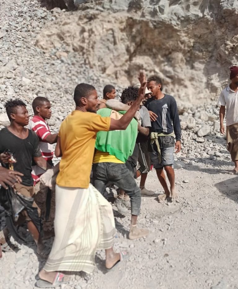 الصخور دمرت إحدى الشاحنات