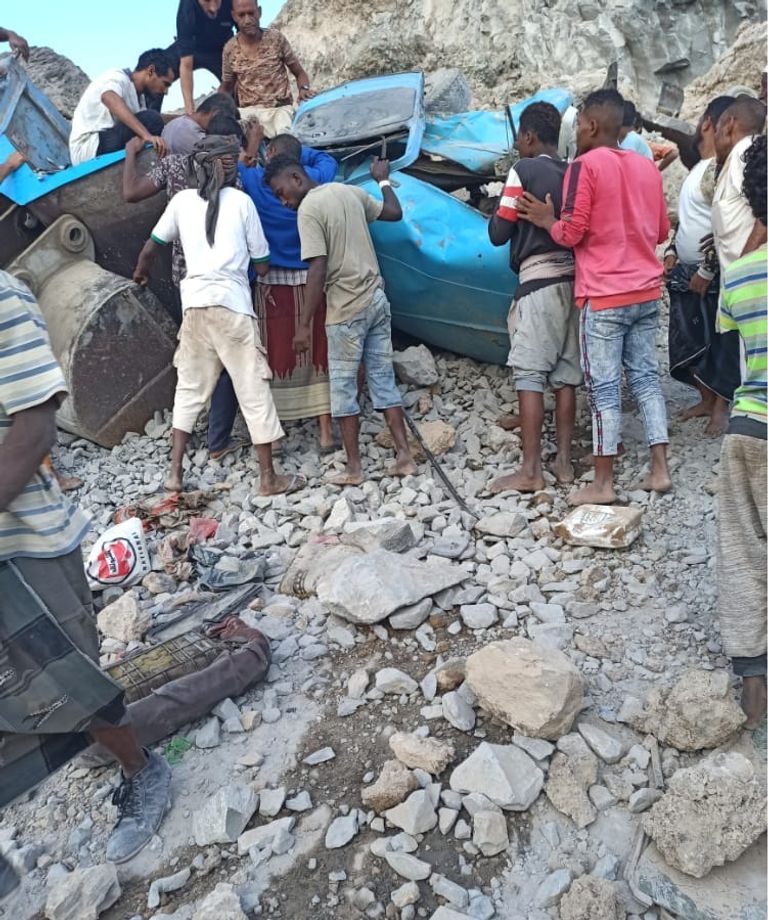 الصخور دمرت إحدى الشاحنات