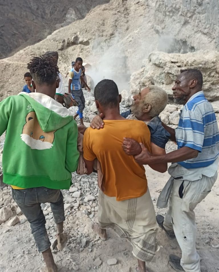 الصخور دمرت إحدى الشاحنات