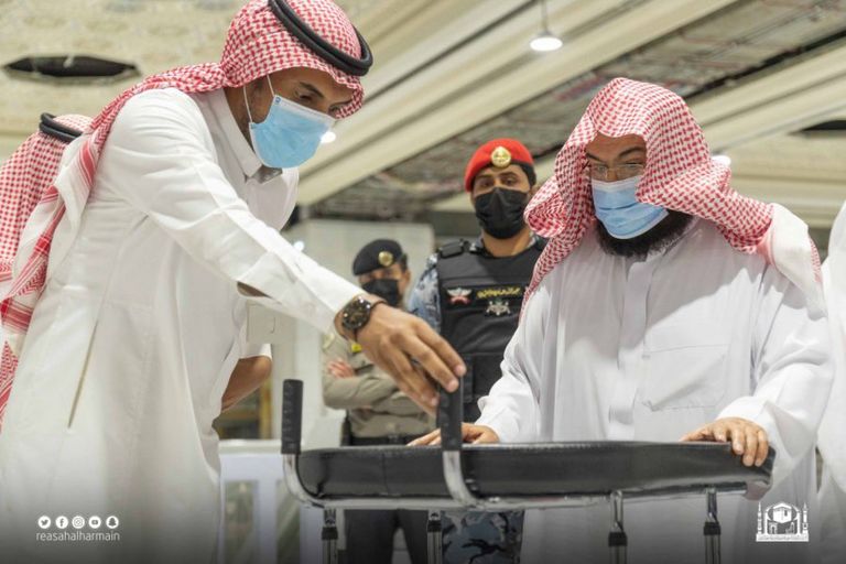 الشيخ السديس أثناء تدشين العربات الجديدة