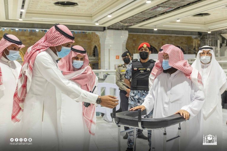 الشيخ السديس أثناء تدشين العربات الجديدة
