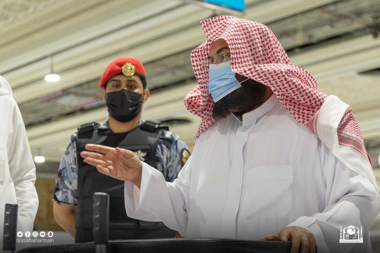 الشيخ السديس أثناء تدشين العربات الجديدة