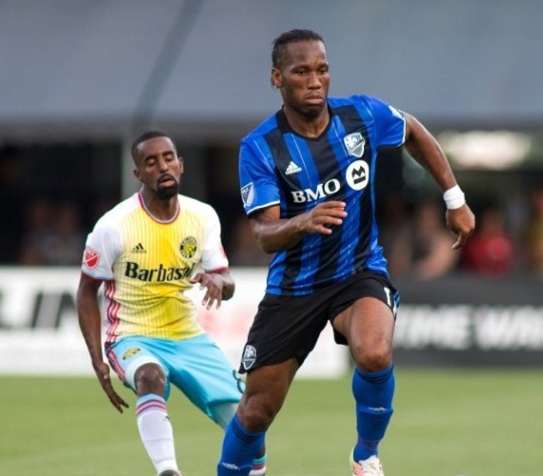 دروجبا مع فوينكس رونالدو بقميص كوريزرو البرازيلي