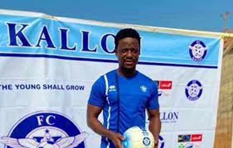 محمد كالون في كالون إف سي رونالدو بقميص كوريزرو البرازيلي