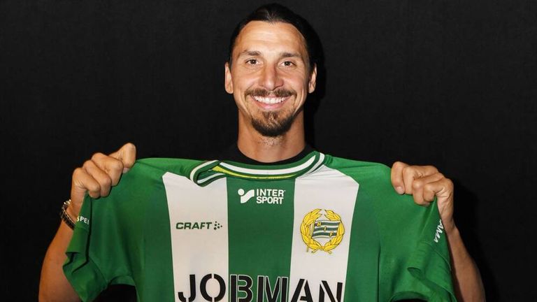 زلاتان إبراهيموفيتش رونالدو بقميص كوريزرو البرازيلي