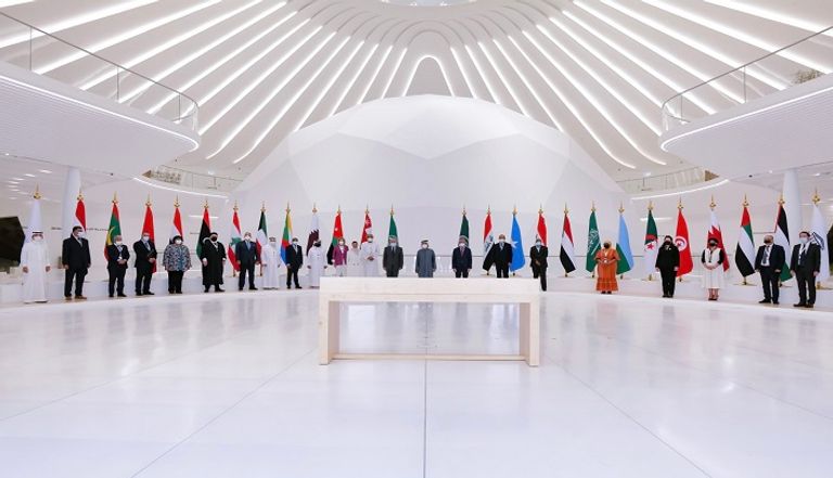 الشيخ محمد بن راشد آل مكتوم يوقع على 