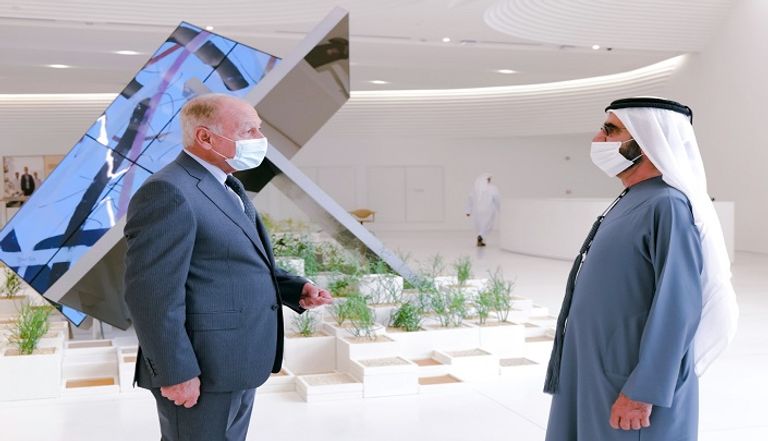 الشيخ محمد بن راشد آل مكتوم يوقع على 