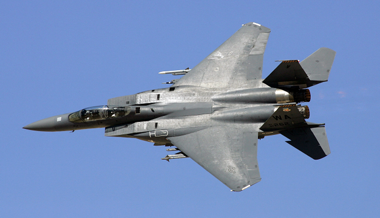 طائرة أمريكية توجه ضربة صاروخية 