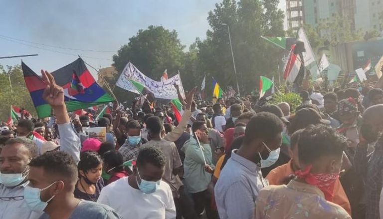 حشود أمام القصر الرئاسي بالخرطوم