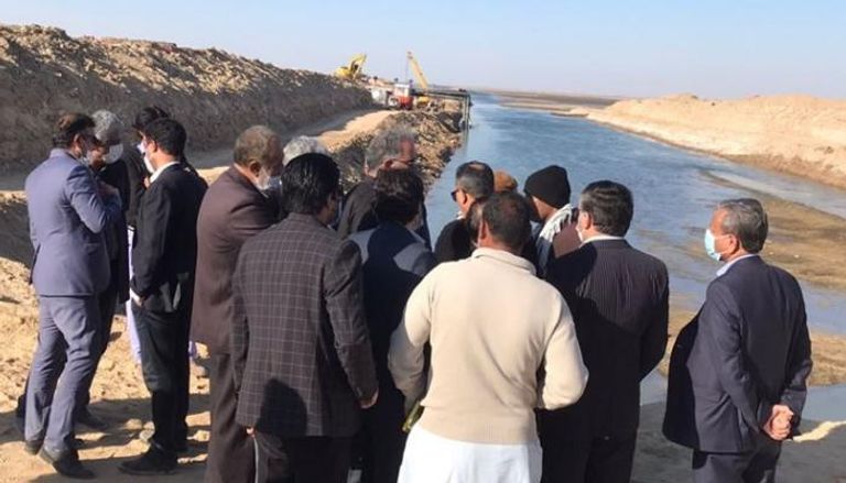 مسؤولون إيرانيون في جولة تفقدية لأحد الأنهار