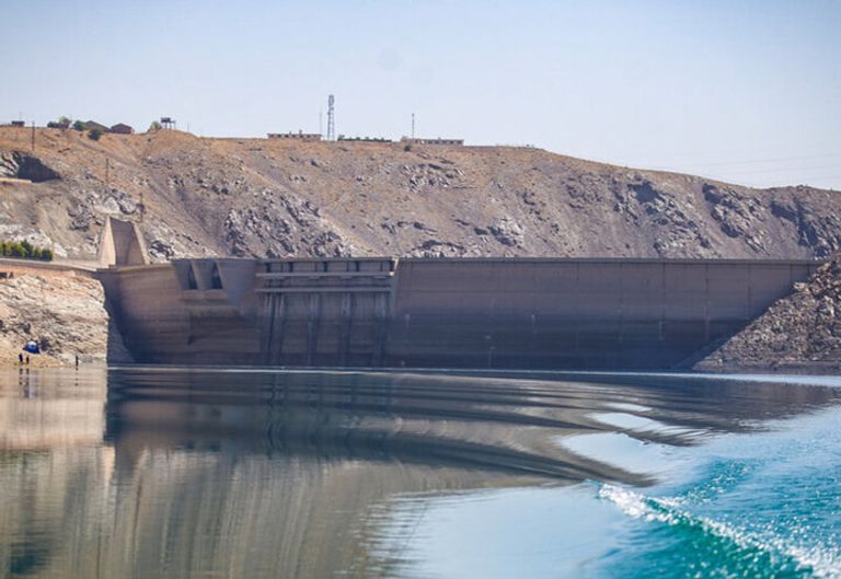 مسؤولون إيرانيون في جولة تفقدية لأحد الأنهار