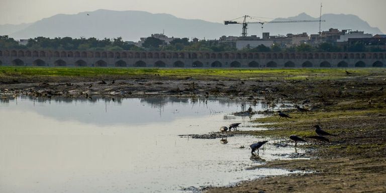 مسؤولون إيرانيون في جولة تفقدية لأحد الأنهار