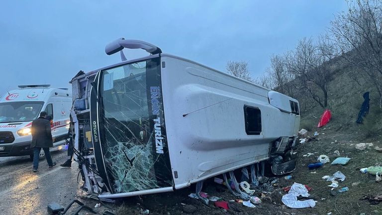 الحافلة بعد انقلابها