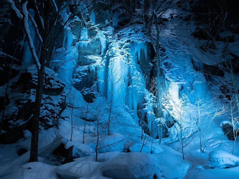 معرض الأضواء Oirase Ice Falls Tour، التابع لحديقة Towada Hachimantai الوطنية اليابانية. معرض أضواء  Nabana no Sato Illumination