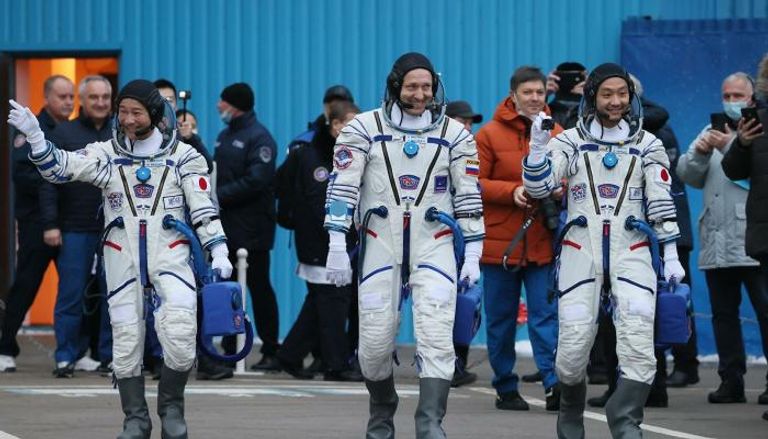 رائد الفضاء الروسي برفقة الملياردير الياباني ومساعده