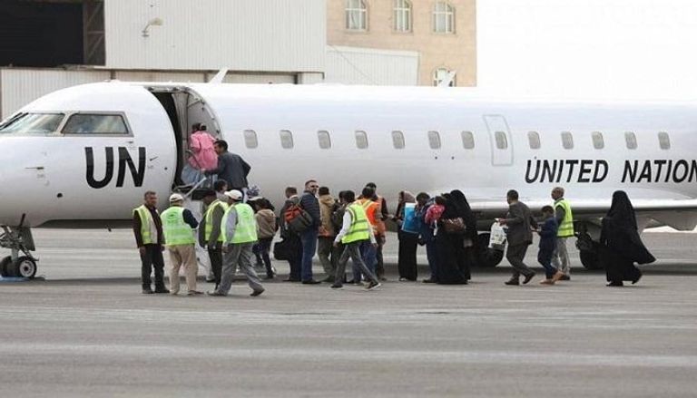 أشخاص يستقلون طائرة تابعة للأمم المتحدة في مطار صنعاء - أ. ف. ب