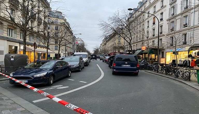 عناصر من الشرطة الفرنسية في مكان الحادث