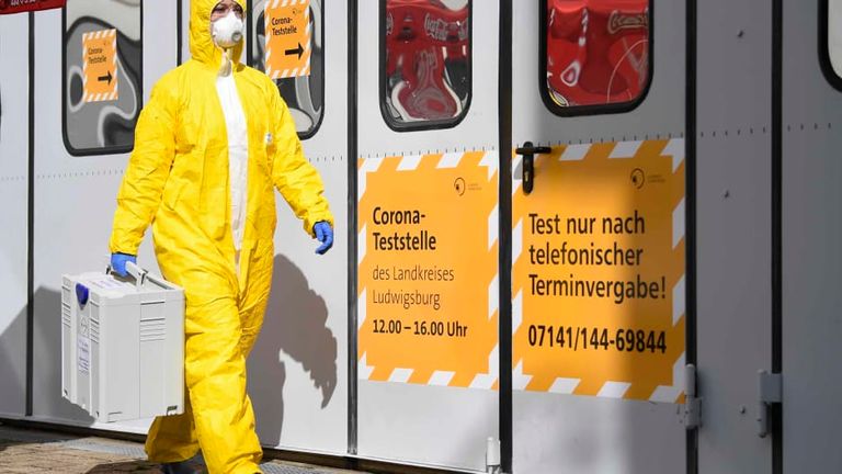 رجل يخضع لاختبار فيروس كورونا (أرشيفية)