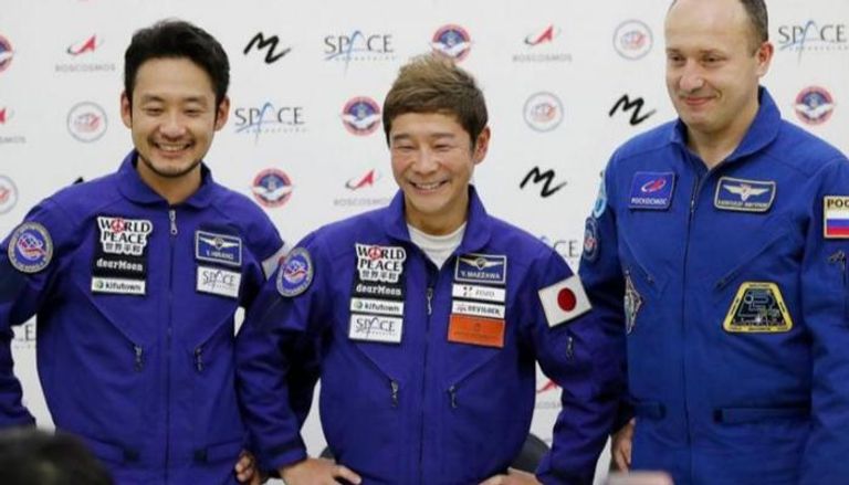 الملياردير الياباني برفقة معاونه ورائد الفضاء الروسي