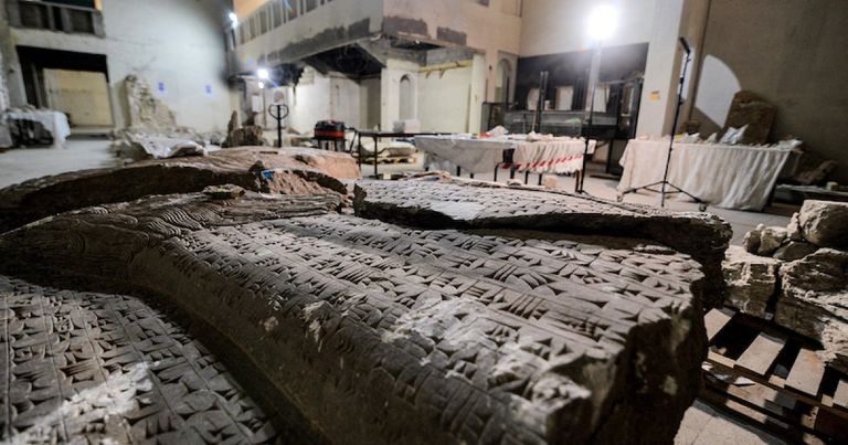 عملية دؤوبة لترميم قطع أثرية دمّرها تنظيم داعش في العراق