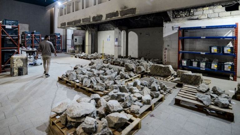 عملية دؤوبة لترميم قطع أثرية دمّرها تنظيم داعش في العراق