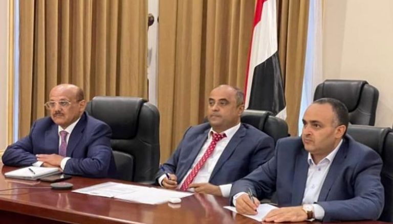 وزير المالية اليمني ومحافظ البنك المركزي في اجتماع مع صندوق النقد