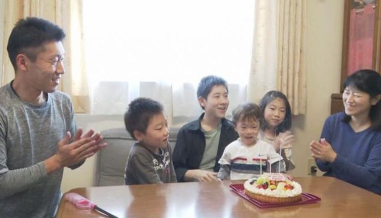 عائلة الطفل سيكينو ريوسوكي تحتفل بعيد ميلاده